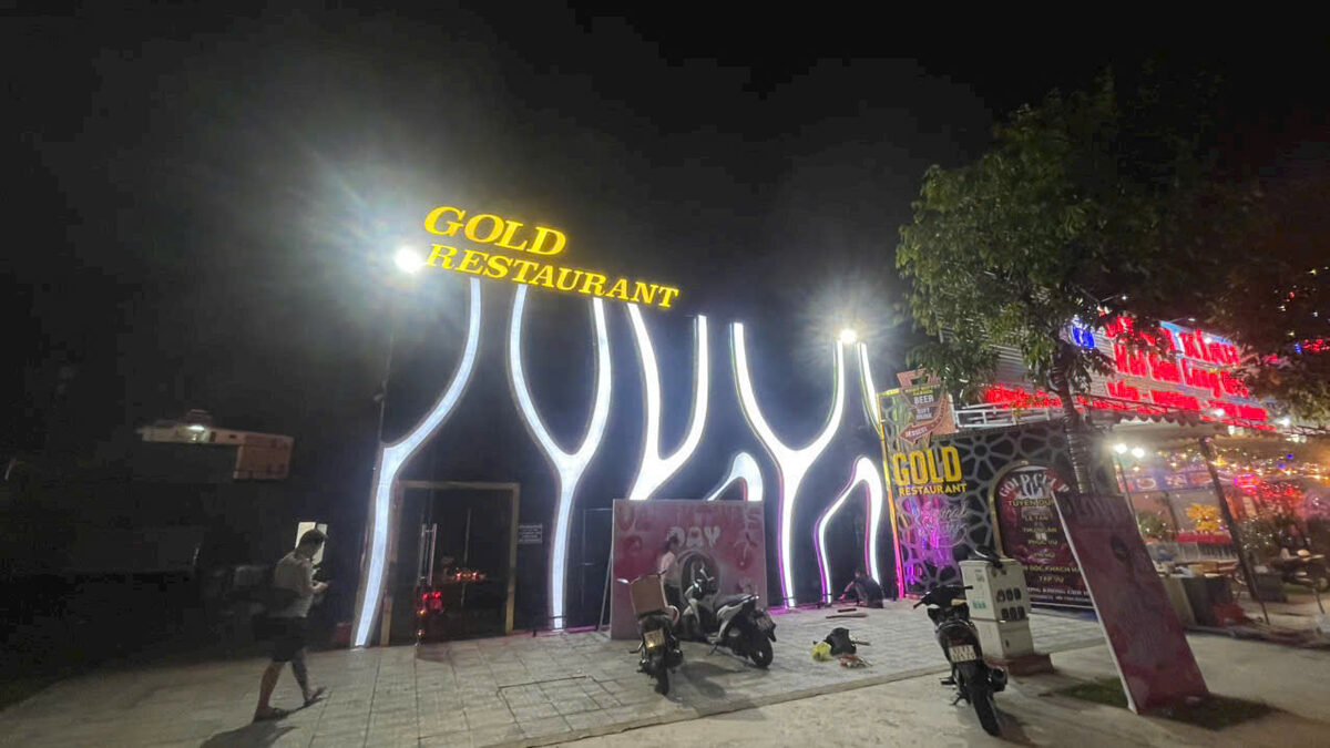 Mặt tiền Gold Restaurant Bar Hoà Phú về đêm